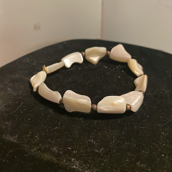 8” Mother of Pearl colored & gold bead adjustable stretch bangle bracelet - Picture 8 of 12